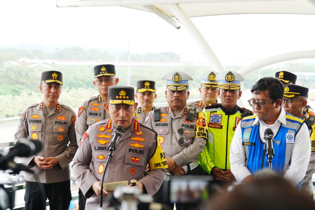 Tinjau Tol Cikampek, Kapolri Instruksikan Jajaran Beri Pelayanan Maksimal Jelang Puncak Arus Mudik Lebaran 9 WhatsApp Image 2025 03 28 at 17.55.18 scaled