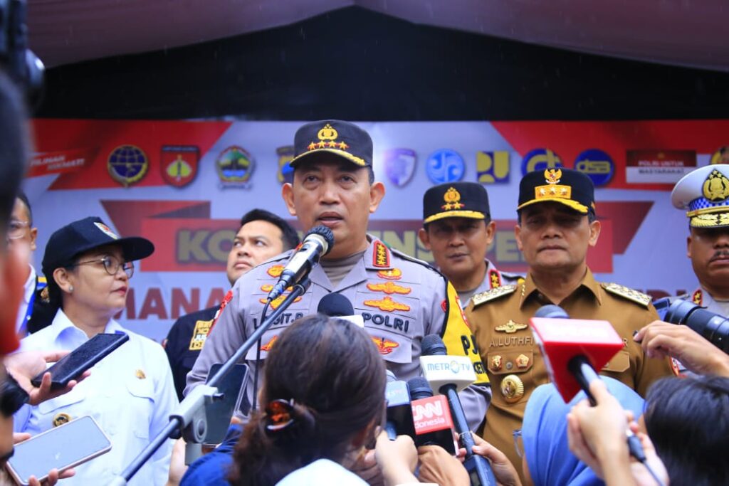 Tinjau Kalikangkung, Kapolri Tegaskan Rekayasa Lalin Efektif Bikin Arus Mudik Lancar 7 WhatsApp Image 2025 03 28 at 20.04.40