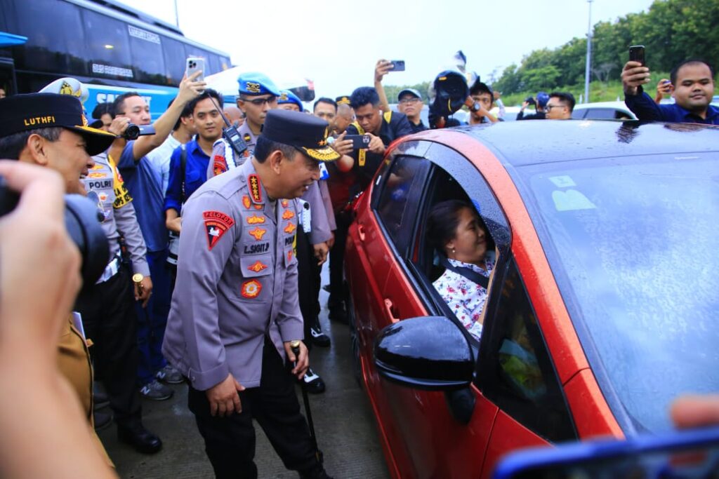Kapolri Sapa Pemudik di Tol Kalikangkung, Sampaikan Pesan Utamakan Keselamatan 6 WhatsApp Image 2025 03 28 at 20.05.00