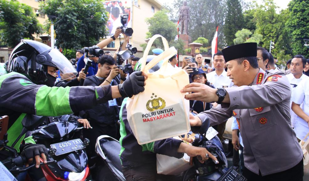Masyarakat Antusias Saat Kapolri Turun Langsung Berbagi Takjil 10
