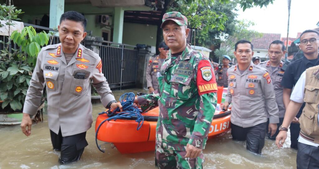 Polri-TNI Bagikan Makanan ke Warga Terdampak Banjir di Sawangan, Depok 2 ddfg