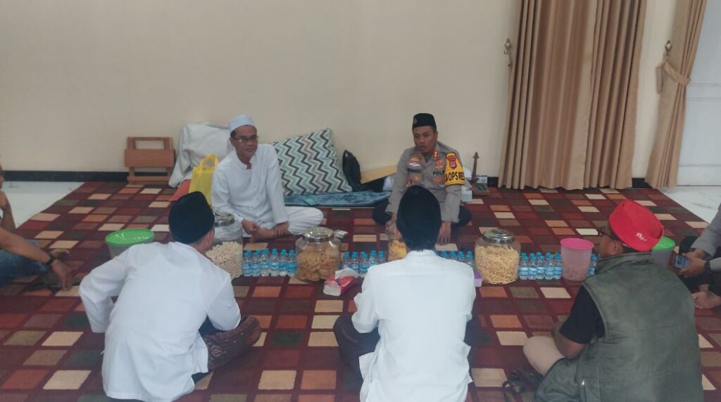 Kapolres Pandeglang AKBP Oki Bagus Setiaji Sambangi dan Bersilaturahmi dengan Tokoh Agama KH. Ocep Sonhaji 1 dssa