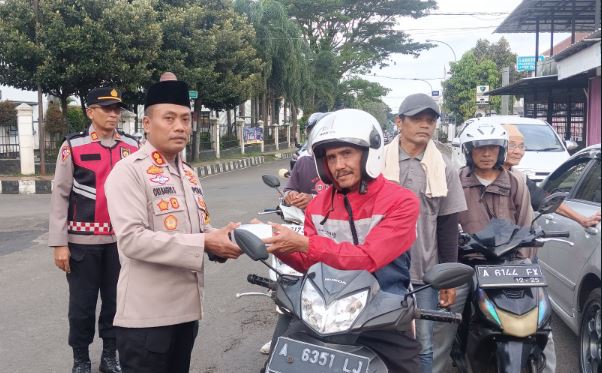 Kapolres Pandeglang dan Bhayangkari Berbagi Takjil kepada Pengguna Jalan 3