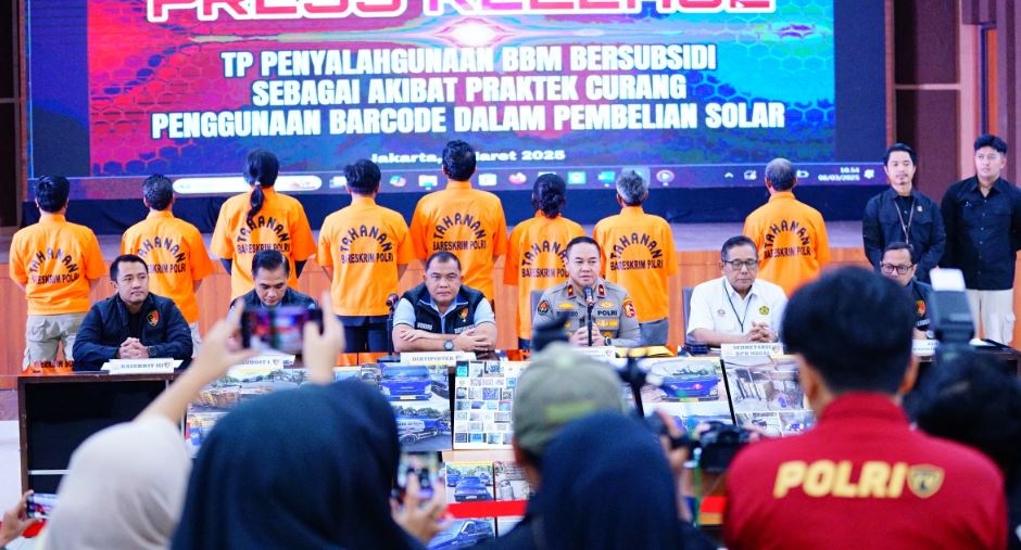 Bareskrim Polri Ungkap Kasus Penyalahgunaan BBM Bersubsidi di Jawa Timur dan Jawa Barat, Sita 16.400 Liter Solar Ilegal 3 hjb