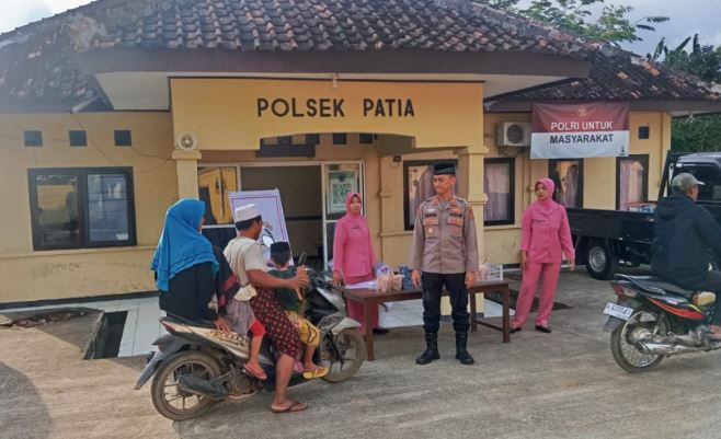 Polsek Patia Polres Pandeglang Bagikan Takjil untuk Warga Jelang Berbuka Puasa 3 iuj