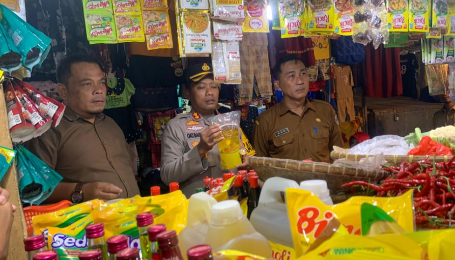 Kapolres Pandeglang AKBP Oki Bagus Setiaji Bersama Kadis DKUMKMPP Gelar Monitoring Harga dan Ketersediaan Bahan Pokok di Pasar Badak 8 lkhj