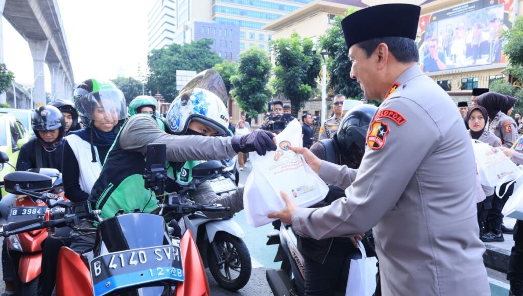 Polri dan Media Bersinergi Berbagi Takjil Serentak di Seluruh Indonesia 2 qwesd