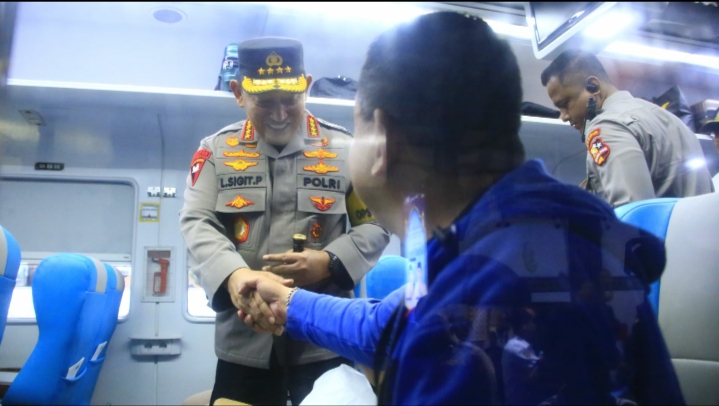 Kapolri Cek Langsung Pelayanan Arus Balik di Stasiun Tawang, Dorong Pemudik Gunakan Kereta Api 6 IMG 20250405 201232