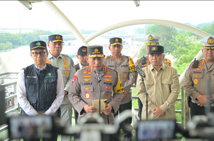Kapolri Cek Arus Balik Lebaran di Tol Cikatama 2 IMG 20250406 200625
