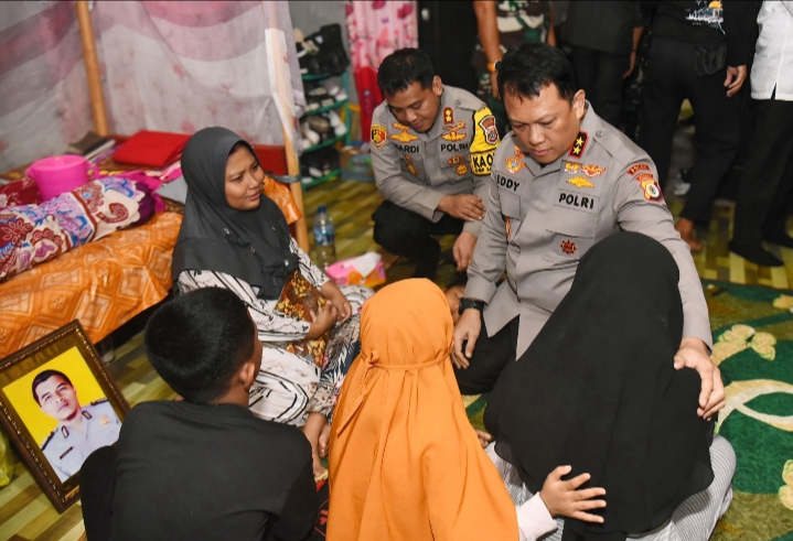 Gugur Saat Lerai Bentrokan, Bripka Husni Dianugerahi Kenaikan Pangkat Anumerta 3 IMG 20250409 213112