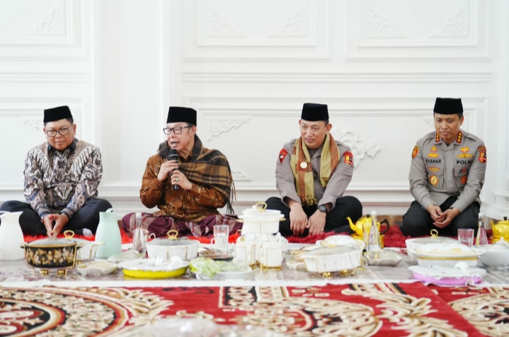 Kunjungi Buntet Pesantren Cirebon, Kapolri Silaturahmi ke Dewan Sepuh hingga Resmikan Pondok 3 IMG 20250422 210303