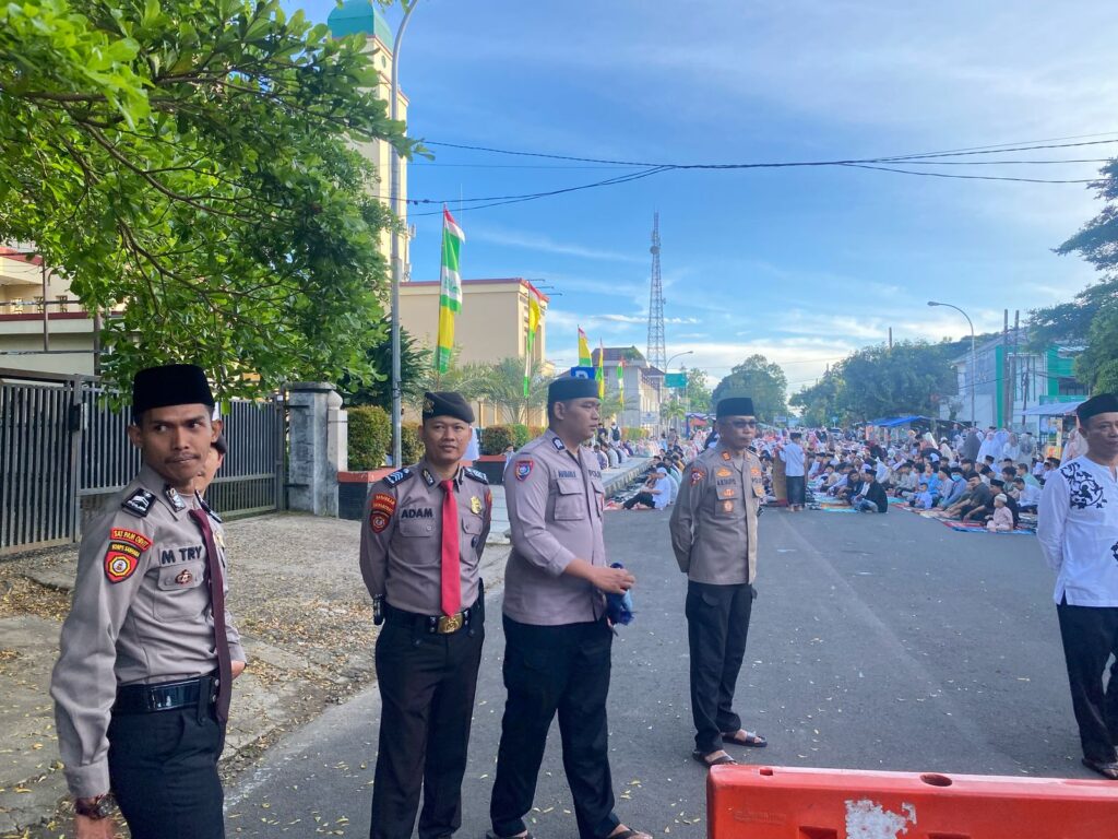 Polres Pandeglang Gelar Pengamanan Sholat Idul Fitri di Masjid Agung Pandeglang 5 WhatsApp Image 2025 03 31 at 07.52.38