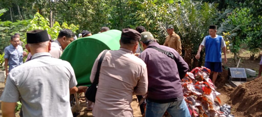 Anggota Polsek Buluspesantren Ikut Menggali Makam demi Bantu Sahabatnya 2 WhatsApp Image 2025 04 23 at 10.45.33