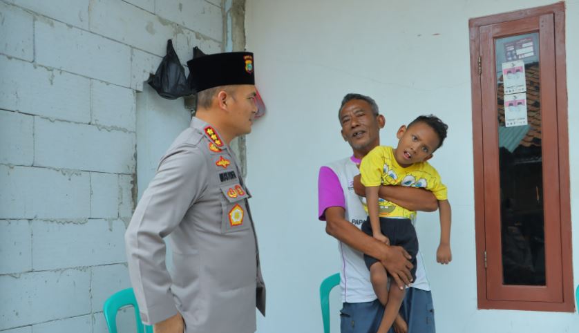 Polisi Beri Bantuan Kursi Roda untuk Penderita Celebral Palsy-Lansia di Bekasi dan Karawang 10 oijk
