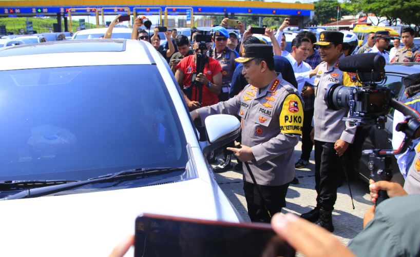 Kapolri Sapa dan Beri Bingkisan ke Pemudik di Tol Kalikangkung 4 uyhf