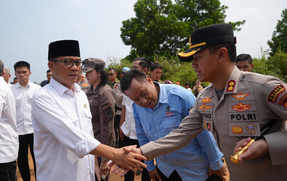 Kapolres Pandeglang Dampingi Wakapolda Banten Hadiri Pencanangan Desa Kartasana sebagai Desa Ekspor Ikan Mas Koki oleh Menko Bidang Pangan dan Mendes PDT 10 ghvb