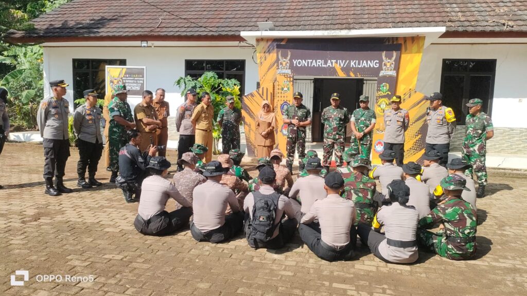 Kabag SDM Polres Pandeglang Dampingi Kunjungan Danjen Akademi TNI dalam Kegiatan Yontarlat IV/Kijang Latsitarda Nusantara XLV di Kecamatan Koroncong 8 WhatsApp Image 2025 06 16 at 11.29.01
