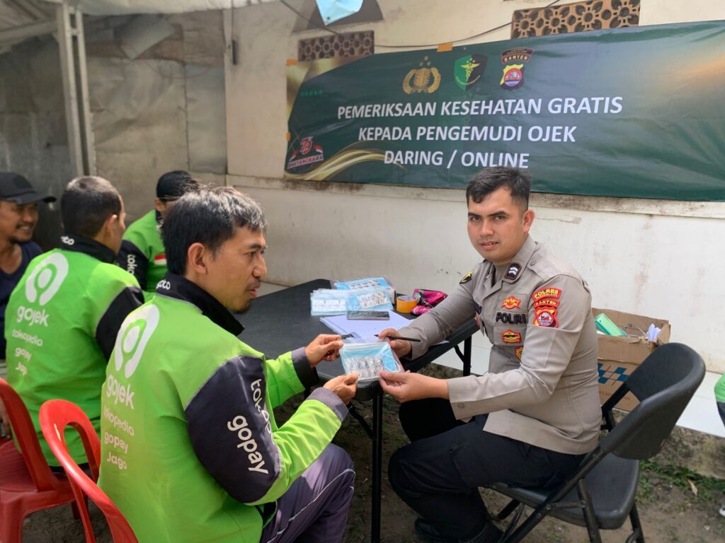 HUT Bhayangkara ke-79, Sidokkes Polres Pandeglang Gelar Pemeriksaan Kesehatan Gratis untuk Pengemudi Ojek Daring 7 WhatsApp Image 2025 06 16 at 14.06.40