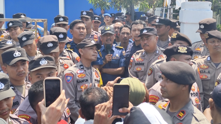 Polres Pandeglang Gelar Pengamanan Aksi Unjuk Rasa Nelayan Labuan Terkait Insiden Laka Laut KM. Cempaka Sari 1 IMG 20250925 170423