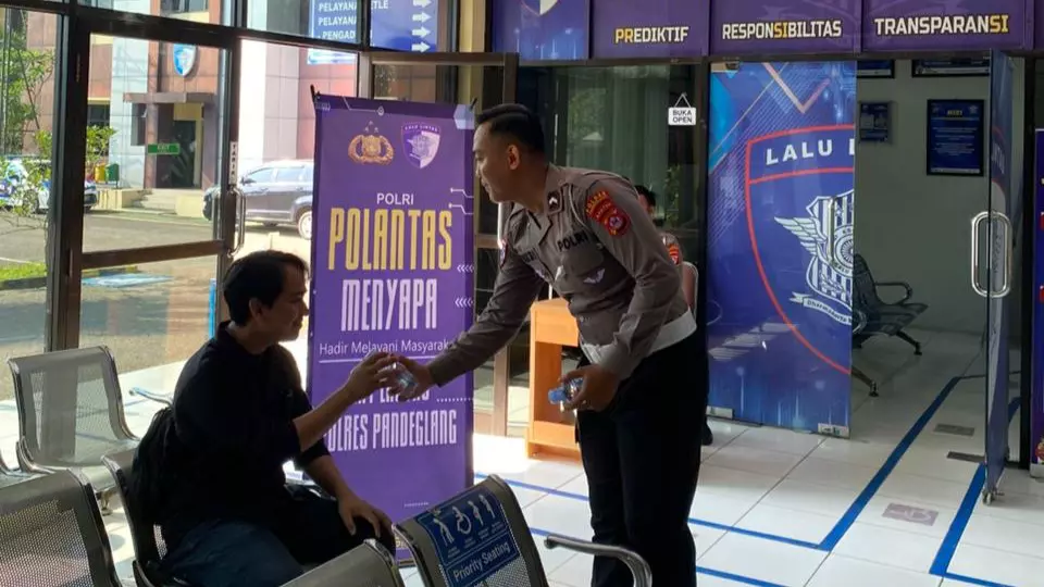 Satlantas Polres Pandeglang Berikan Layanan Prima kepada Pemohon SIM Lewat Program “Polantas Menyapa” 2 MConverter.eu WhatsApp Image 2025 10 09 at 08.23.36