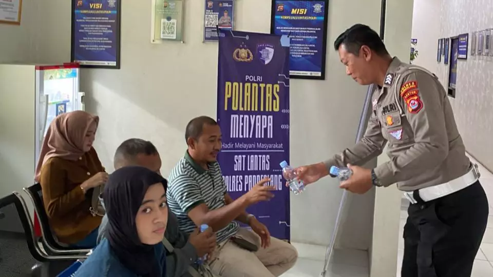 Satlantas Polres Pandeglang Gelar Pelayanan Prima “Polantas Menyapa” kepada Pemohon SIM 1 MConverter.eu WhatsApp Image 2025 10 10 at 10.01.19