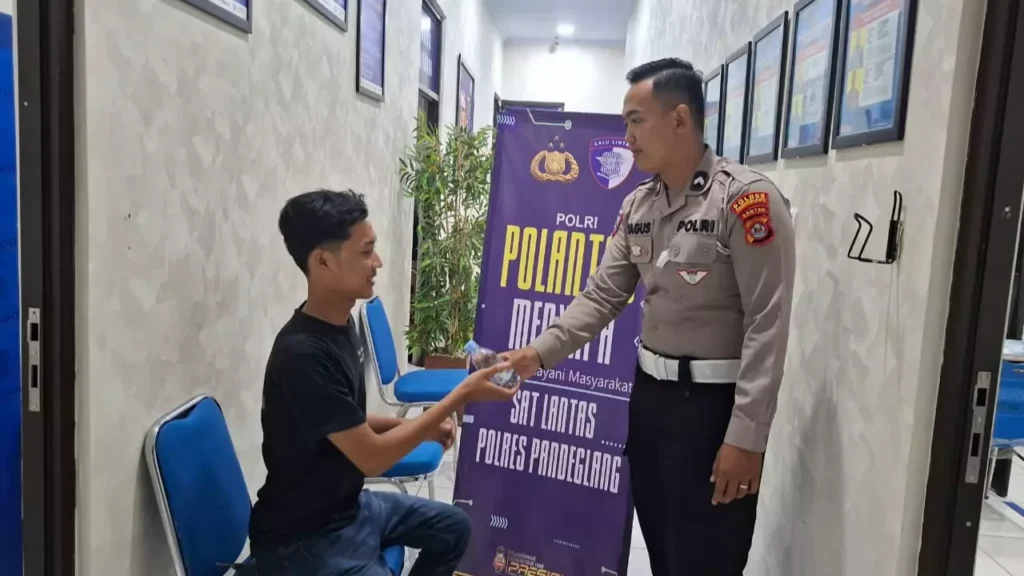 Satlantas Polres Pandeglang Berikan Layanan Prima Kepada Pemohon SIM Melalui Kegiatan “Polantas Menyapa” 8 MConverter.eu WhatsApp Image 2025 10 28 at 08.42.39