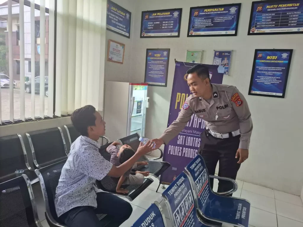 Satlantas Polres Pandeglang Berikan Pelayanan Prima Kepada Pemohon SIM dalam Kegiatan “Polantas Menyapa” 7 MConverter.eu WhatsApp Image 2025 10 29 at 10.56.18