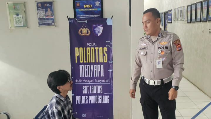 Satlantas Polres Pandeglang Gelar Program “POLANTAS MENYAPA” Berikan Pelayanan Prima Kepada Pemohon SIM 8 IMG 20251108 115210