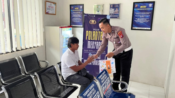 Satlantas Polres Pandeglang Gelar Program “Polantas Menyapa”, Berikan Pelayanan Prima kepada Pemohon SIM 5 IMG 20251112 100114