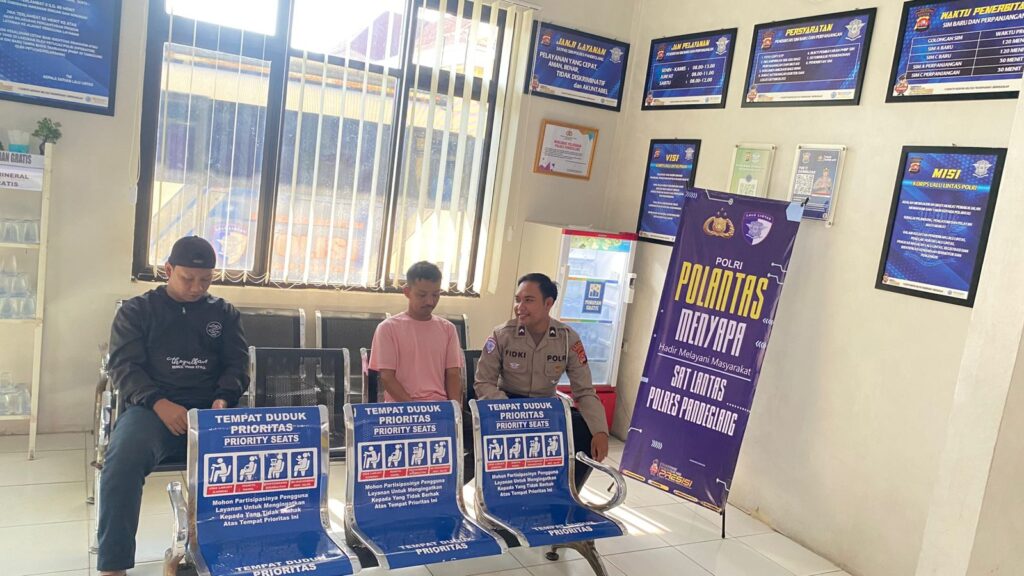 Satlantas Polres Pandeglang Layani Pemohon SIM dengan Prima dalam Kegiatan “Polantas Menyapa” 4 WhatsApp Image 2025 11 01 at 08.35.52