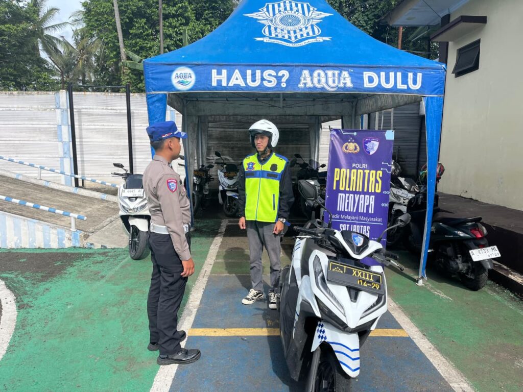 Satlantas Polres Pandeglang Berikan Pelayanan Prima kepada Pemohon Sim dalam Kegiatan “Polantas Menyapa” 10 WhatsApp Image 2025 11 06 at 08.22.35