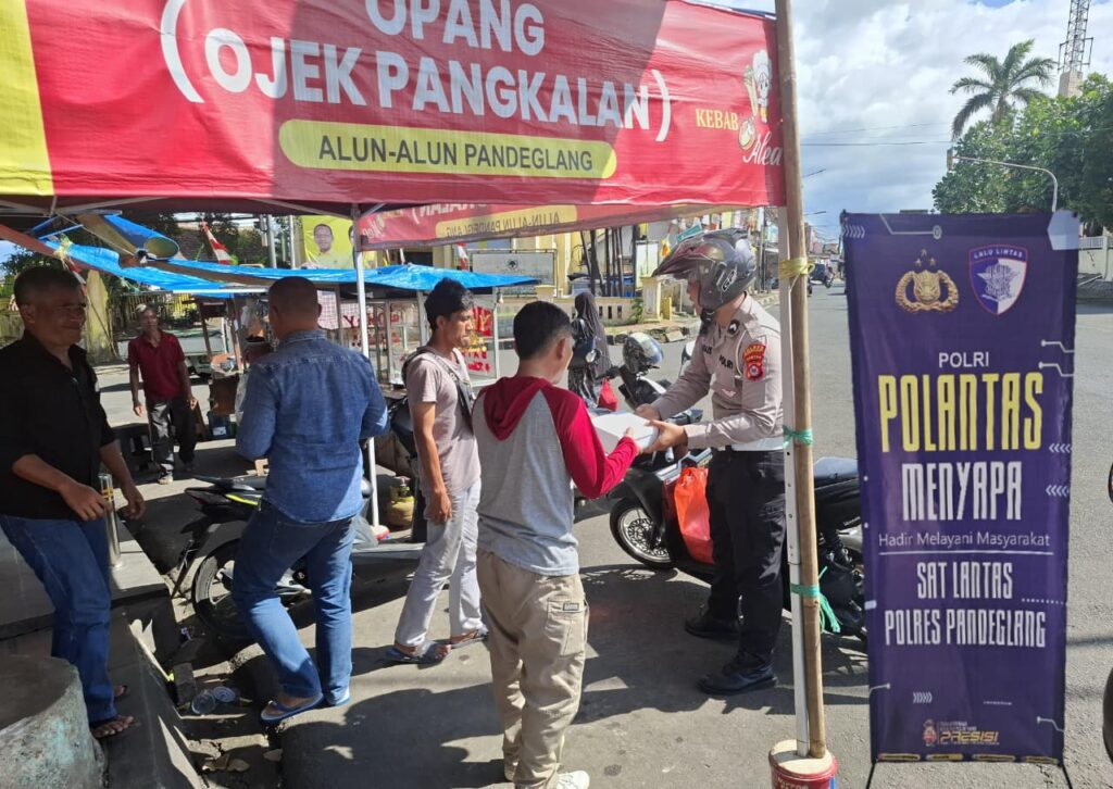Satlantas Polres Pandeglang Gelar Kegiatan “Polantas Menyapa”, Berikan Himbauan Kamtibmas dan Bagikan Nasi Kotak kepada Tukang Ojek Pangkalan 9 WhatsApp Image 2025 11 07 at 10.32.00