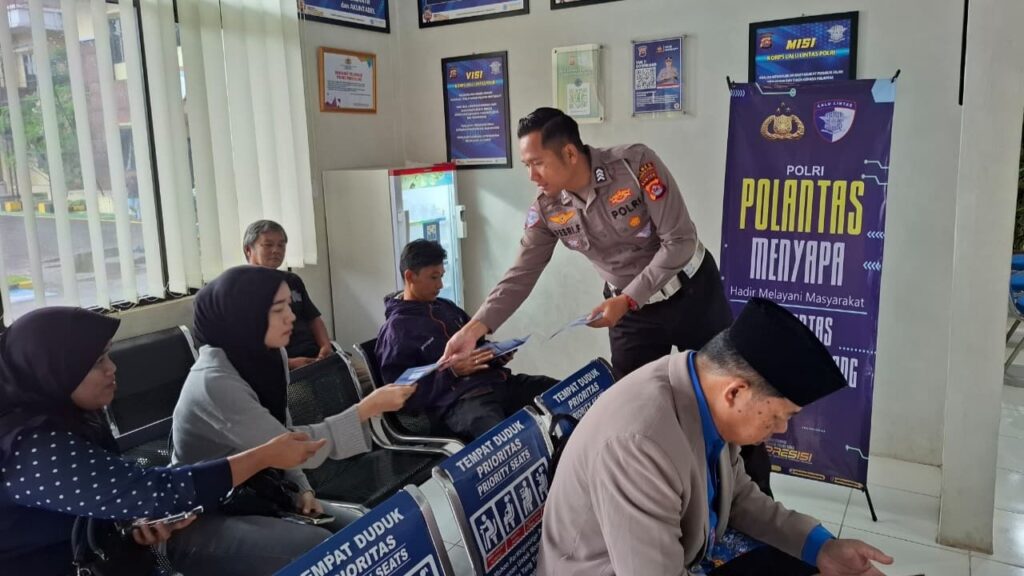 Satlantas Polres Pandeglang Gelar “Polantas Menyapa”, Wujudkan Pelayanan Prima Bagi Pemohon SIM 7 WhatsApp Image 2025 11 10 at 09.11.35
