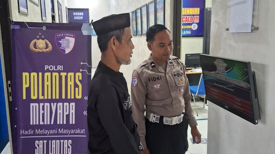 Satlantas Polres Pandeglang Berikan Pelayanan Prima kepada Pemohon SIM 6 WhatsApp Image 2025 11 11 at 09.10.32