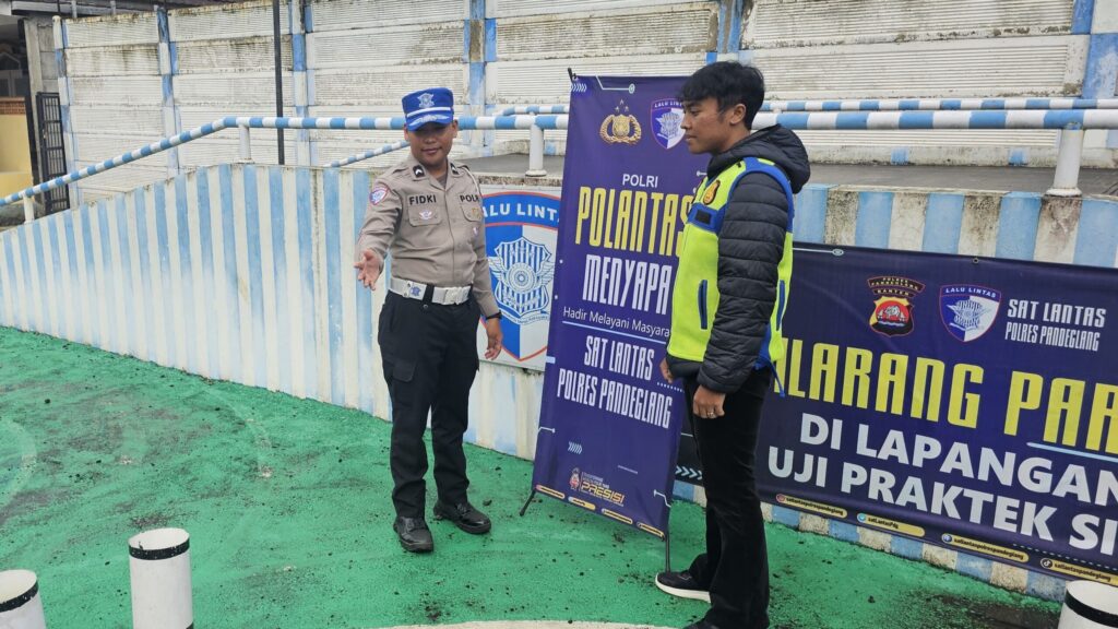 Satlantas Polres Pandeglang Gelar Coaching Clinic Bagi Pemohon SIM dalam Program “Polantas Menyapa” 4 WhatsApp Image 2025 11 13 at 10.59.17 scaled