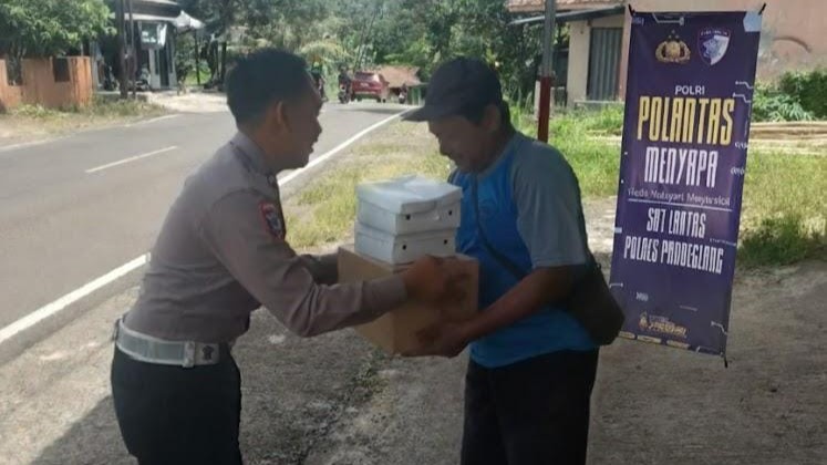 Satlantas Polres Pandeglang Gelar Jumat Berkah “Polantas Menyapa” dengan Membagikan Nasi Kotak kepada Masyarakat 3 WhatsApp Image 2025 11 14 at 11.13.53