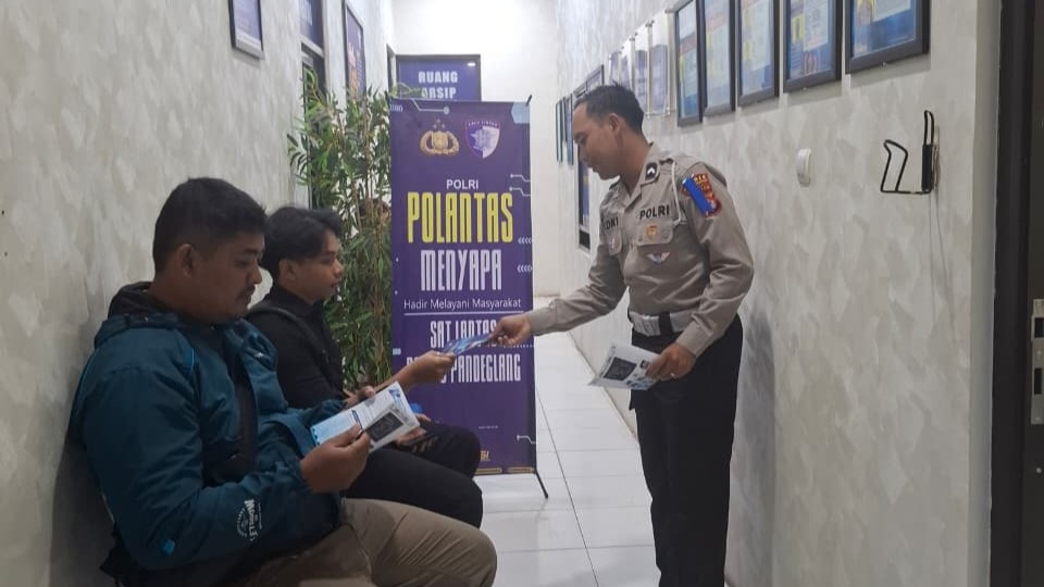 Satlantas Polres Pandeglang Gelar Program “Polantas Menyapa” Berikan Pelayanan Prima Kepada Pemohon SIM 2 WhatsApp Image 2025 11 17 at 10.42.47