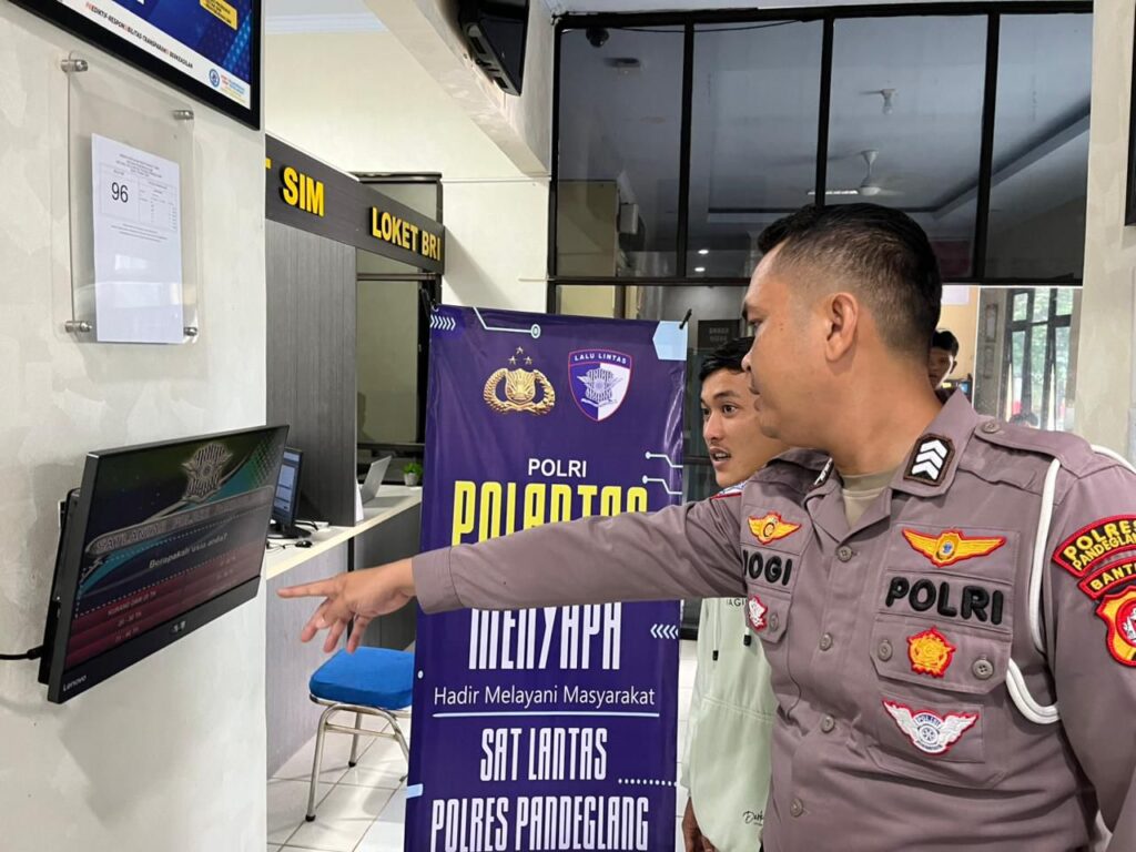 Satlantas Polres Pandeglang Berikan Pelayanan Prima kepada Pemohon SIM di Satpas Polres Pandeglang 1 WhatsApp Image 2025 11 18 at 11.30.01