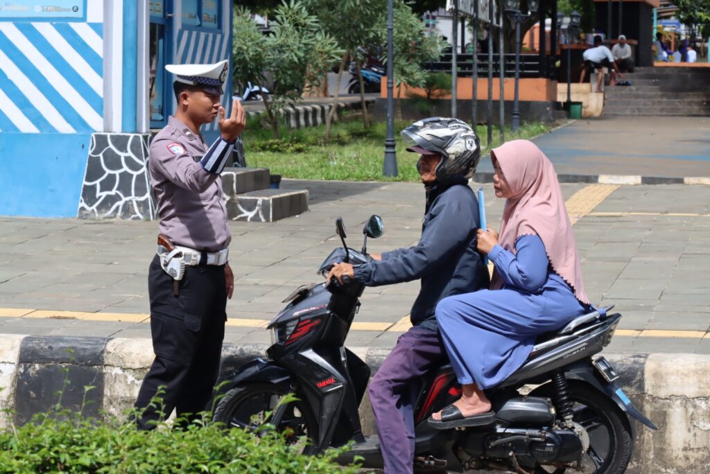 SATLANTAS POLRES PANDEGLANG GELAR OPERASI ZEBRA MAUNG 2025 HARI KE-7, TINDAK PELANGGAR UNTUK CIPTAKAN KAMSELTIBCAR LANTAS JELANG AKHIR TAHUN 9 WhatsApp Image 2025 11 21 at 13.30.15