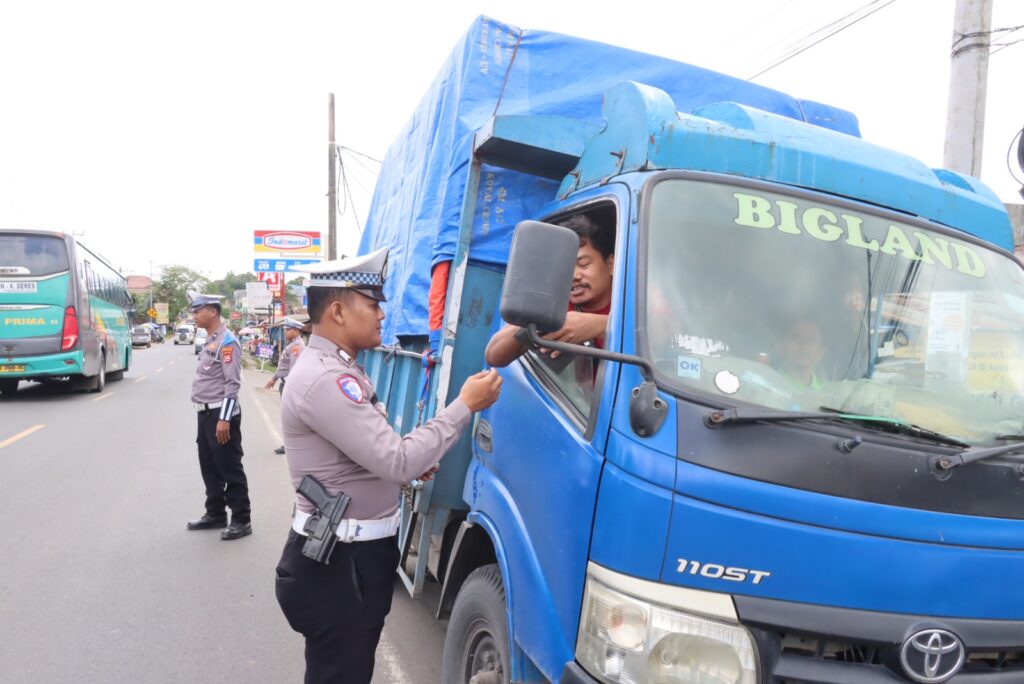 Satlantas Polres Pandeglang Tindak Pelanggar ODOL dan Pengemudi Roda 4 Tanpa Sabuk Pengamanan pada Ops Zebra Maung 2025 7 WhatsApp Image 2025 11 23 at 09.24.31
