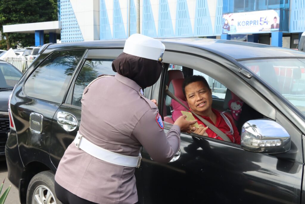 Satlantas Polres Pandeglang Sampaikan Himbauan Tertib Berlalu Lintas Lewat Spanduk, Pamflet, dan Stiker pada Ops Zebra Maung 2025 8 WhatsApp Image 2025 11 24 at 09.41.57
