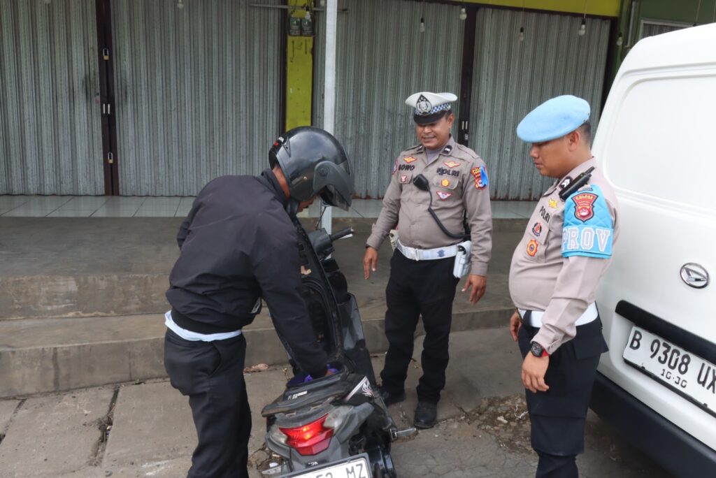 Satlantas Polres Pandeglang Gelar Razia dan Bagikan Stiker Himbauan pada Operasi Zebra Maung 2025 5 WhatsApp Image 2025 11 26 at 10.39.39