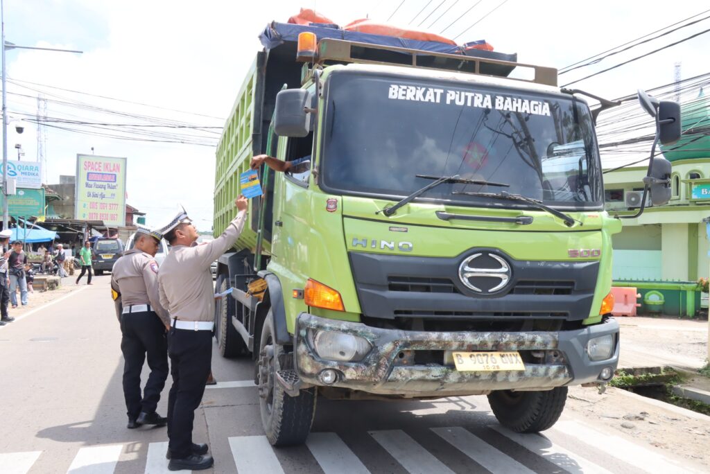 Polres Pandeglang Himbau dan Tindak Tegas Pengemudi Roda 4 Bersumbu 3 ke Atas Selama Operasi Zebra Maung 2025 6 WhatsApp Image 2025 11 27 at 11.30.02