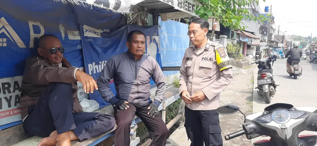 Dekat dengan Masyarakat, Bhabinkamtibmas Polsek Pandeglang Sambangi Pengemudi Ojek di Pasar Badak dan Sampaikan Pesan Kamtibmas 3 MConverter.eu WhatsApp Image 2026 06 05 at 14.16.35