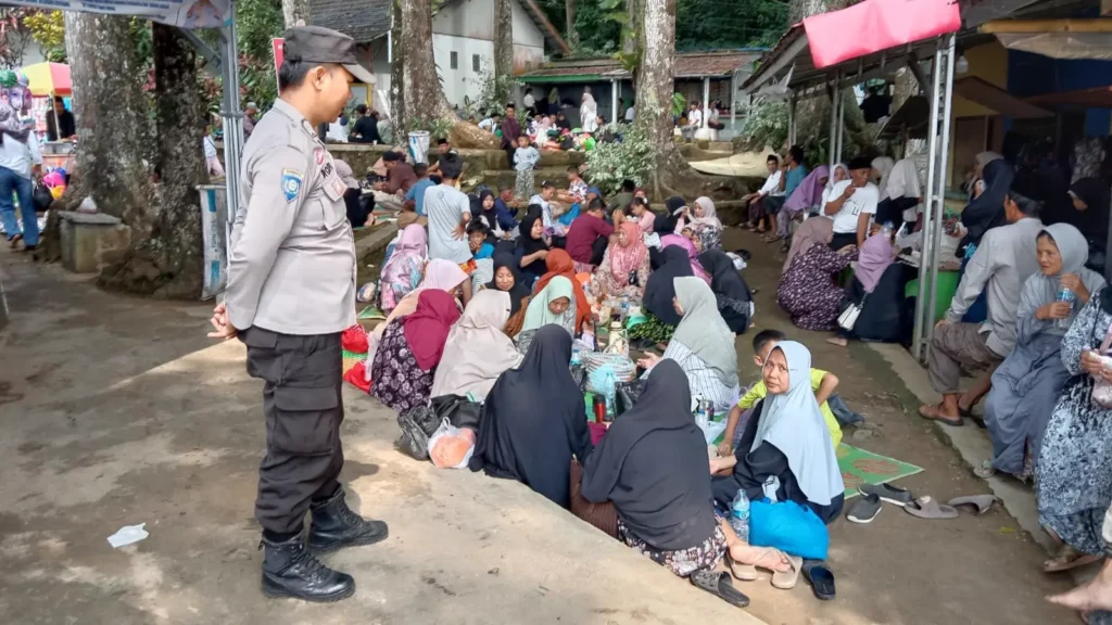 Hadir di Tengah Masyarakat, Bhabinkamtibmas Polsek Mandalawangi Perkuat Keamanan melalui Sambang dan Patroli di Destinasi Wisata Religi 2 MConverter.eu WhatsApp Image 2026 06 07 at 23.01.04