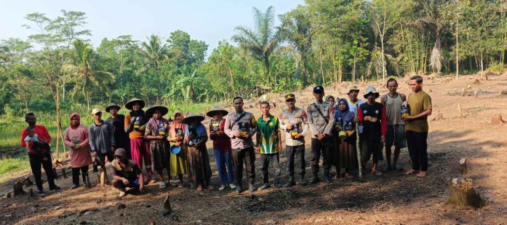 Polsek Angsana Gelar Penanaman Benih Jagung di Desa Kadubadak 2 WhatsApp Image 2026 06 19 at 09.57.10 11zon